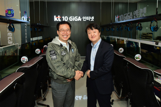 아프리카 서수길 대표(왼쪽)와 KT 마케팅부문 유무선사업본부장 박현진 상무(오른쪽)가 손을 맞잡고 있다.  <KT제공>